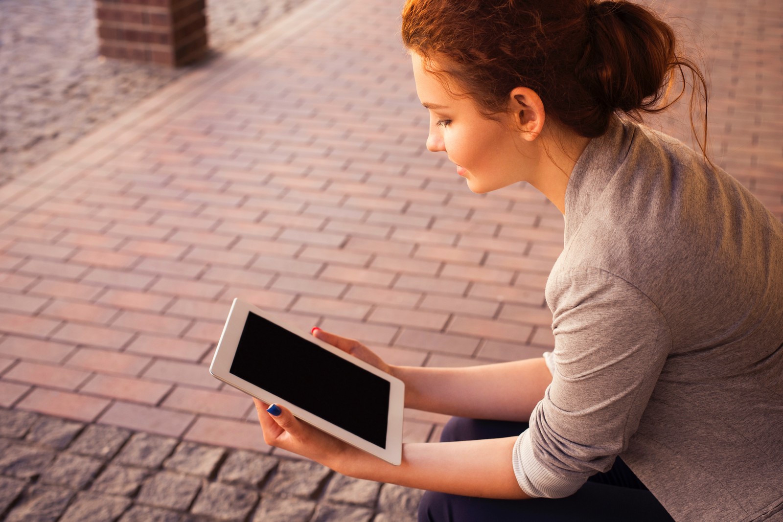 Pintle girl with tablet